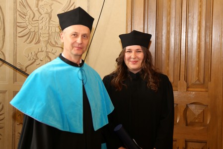 dr Barbara Linsztet wraz z promotorem prof. dr. hab. Adamem Dobaczewskim. Kliknij, aby powiększyć zdjęcie.
